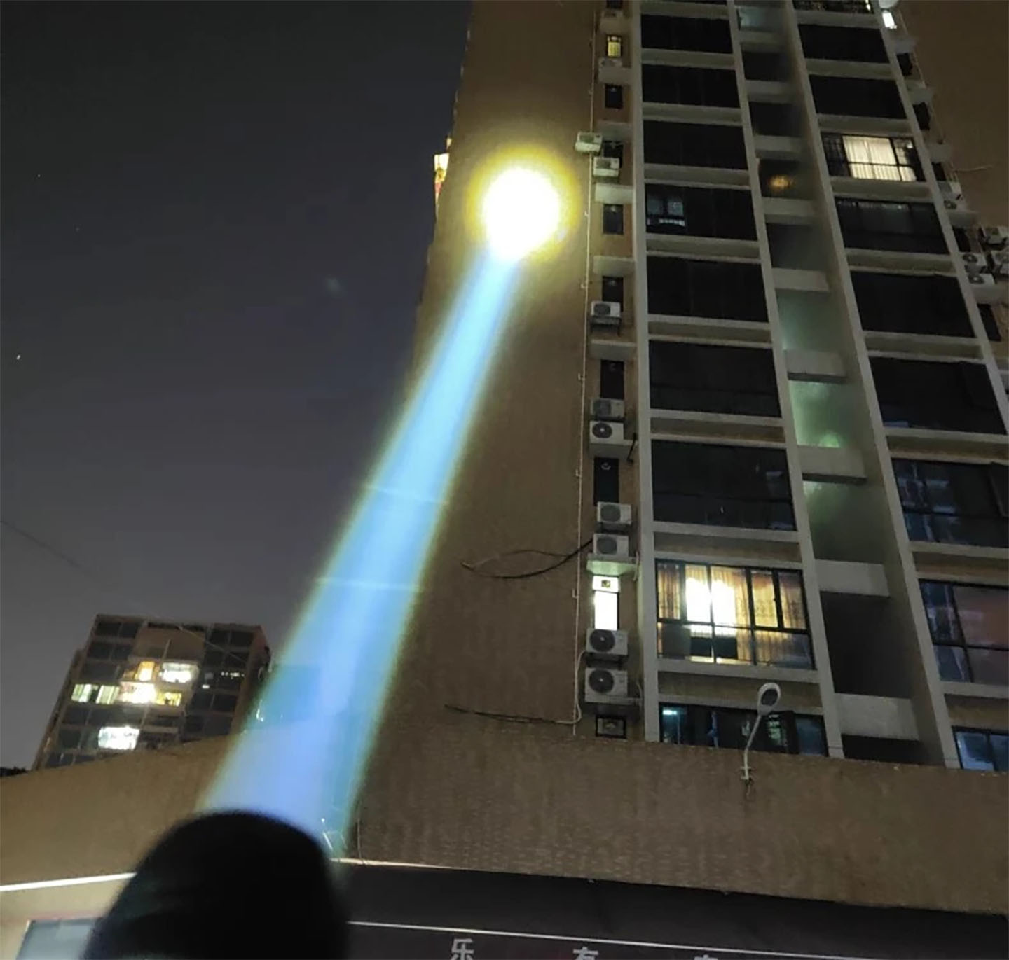밝기 조절 가능한 백색, 황색, 적색, 청색 조명 18 - Industrial Laser Beam 리뷰 및 가격